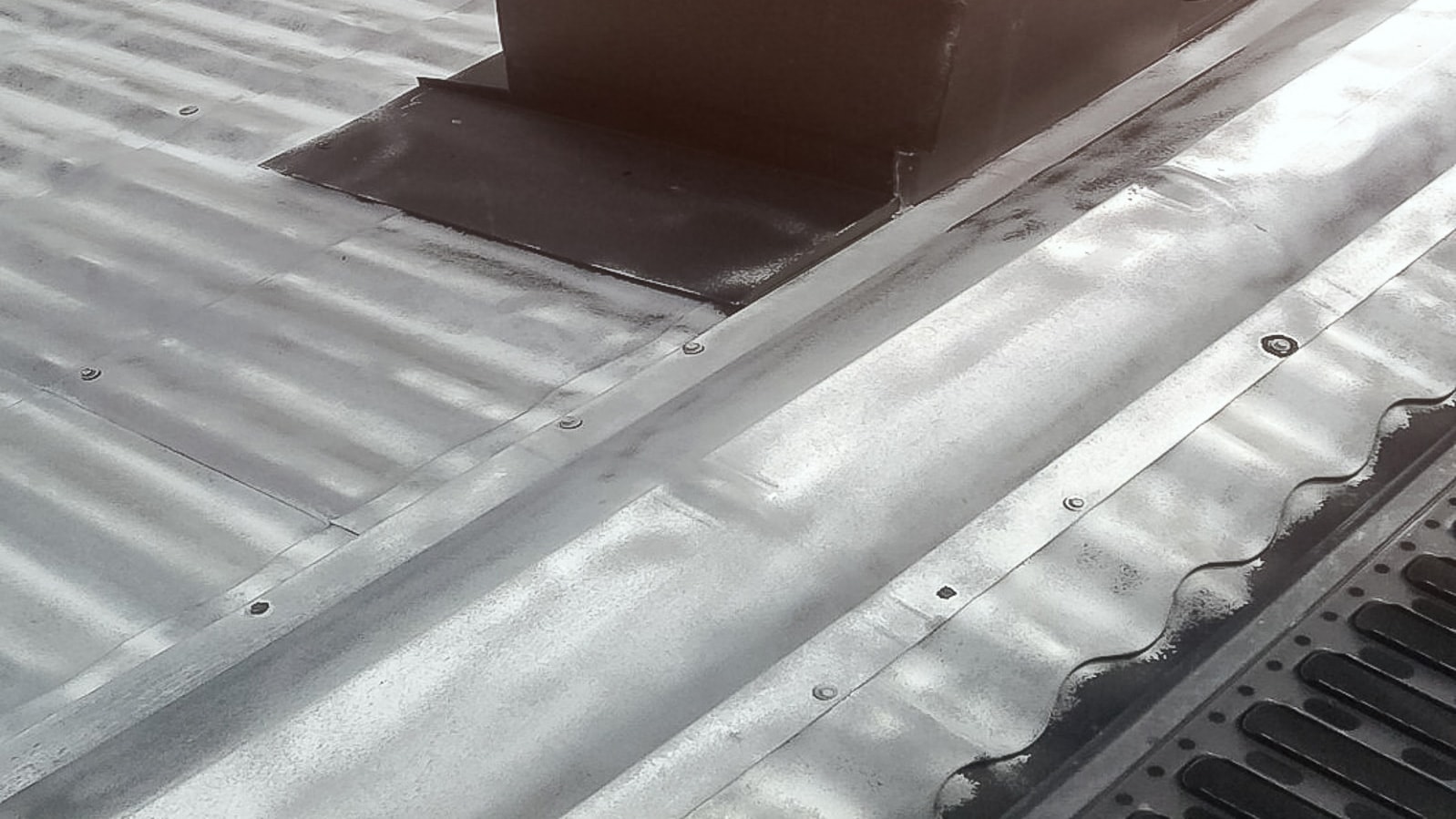 Peltikaton hiekkapuhallus